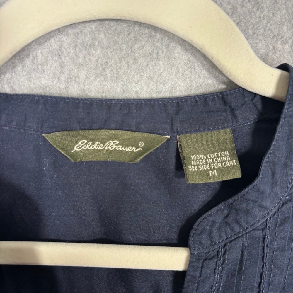 Eddie Bauer Babydoll Blouse Medium Navy Pintuck Pleated Button Front Cotton Top - Picture 4 of 9
